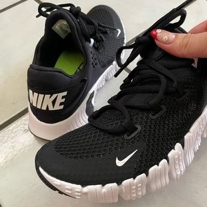 SOLD! Nike metcon tennis shoes
